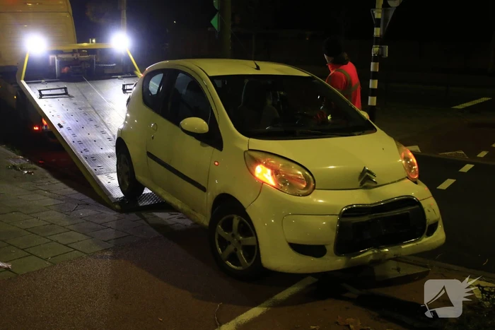 Automobilist knalt tegen verkeerslicht aan