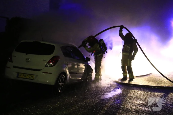 Bestelbus en auto uitgebrand door brandstichting