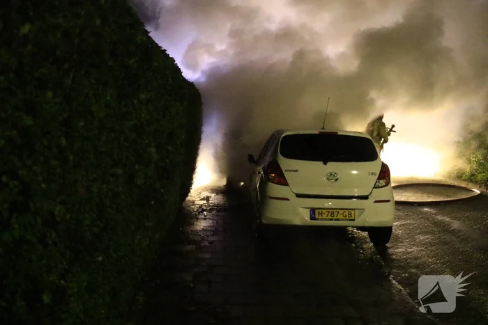 Bestelbus en auto uitgebrand door brandstichting
