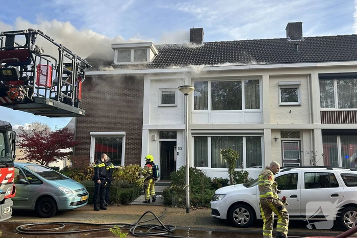 Flinke rookontwikkeling bij brand op zolder van woning