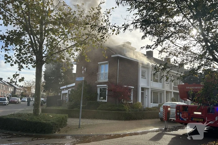Flinke rookontwikkeling bij brand op zolder van woning