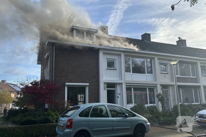 Flinke rookontwikkeling bij brand op zolder van woning