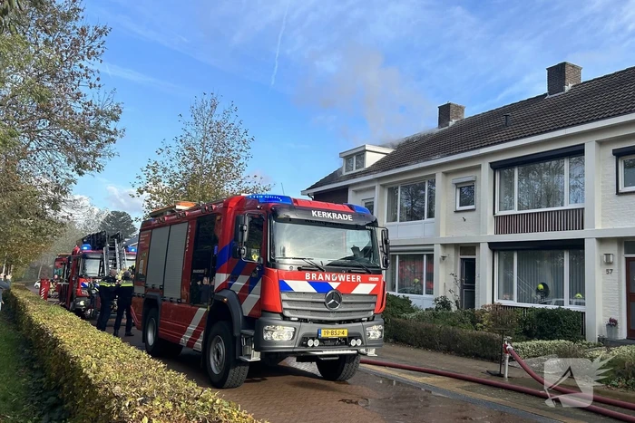 Flinke rookontwikkeling bij brand op zolder van woning