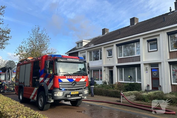 Flinke rookontwikkeling bij brand op zolder van woning