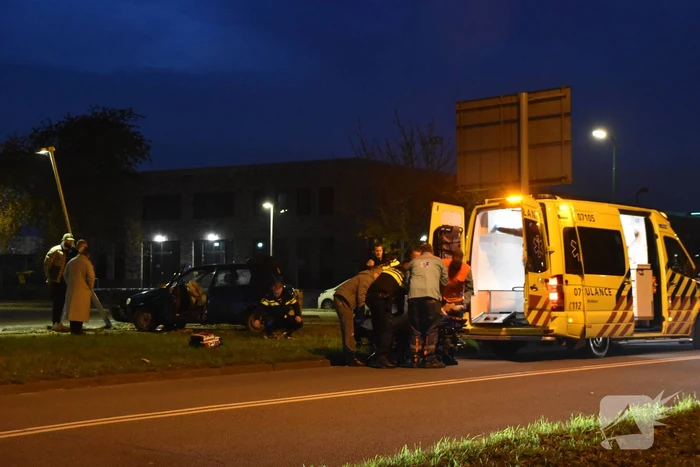 Automobilist raakt van de weg en botst op lantaarnpaal