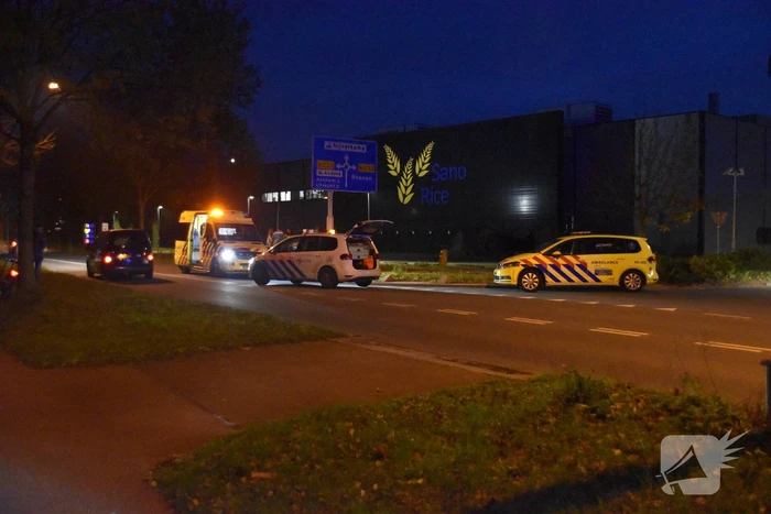 Automobilist raakt van de weg en botst op lantaarnpaal