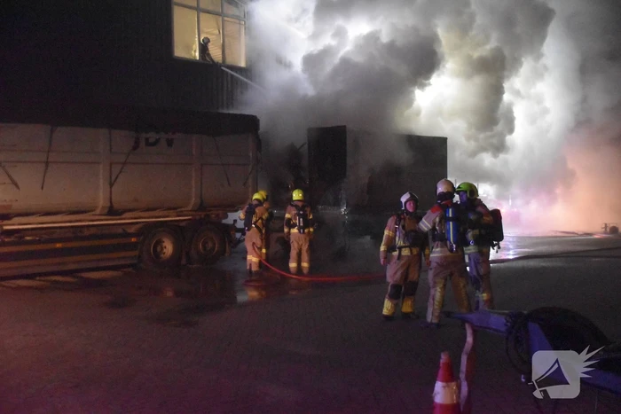 Fikse brand in aanhanger van vrachtwagen