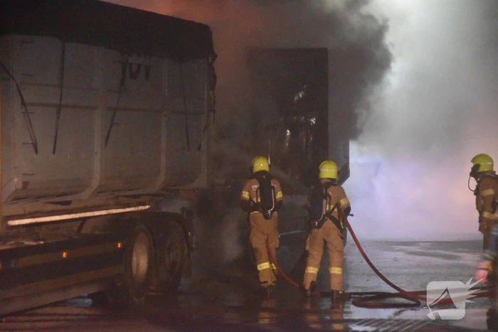 Fikse brand in aanhanger van vrachtwagen