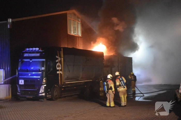 Fikse brand in aanhanger van vrachtwagen