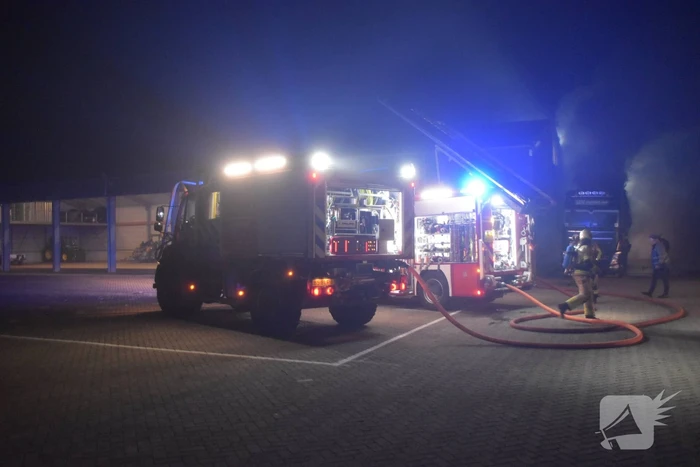 Fikse brand in aanhanger van vrachtwagen