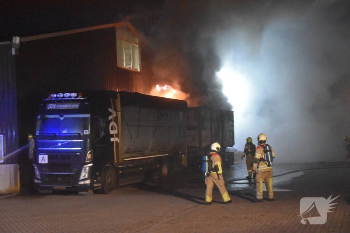 Fikse brand in aanhanger van vrachtwagen