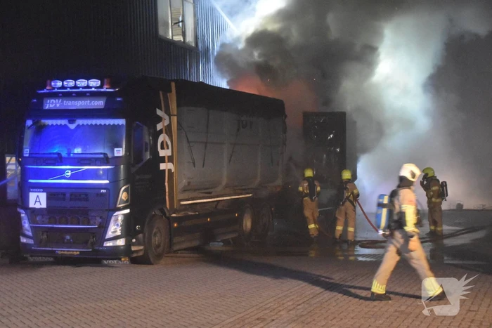 Fikse brand in aanhanger van vrachtwagen