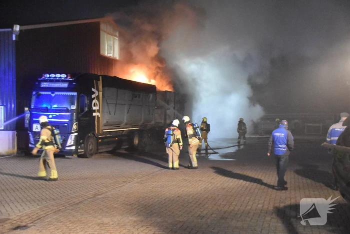 Fikse brand in aanhanger van vrachtwagen