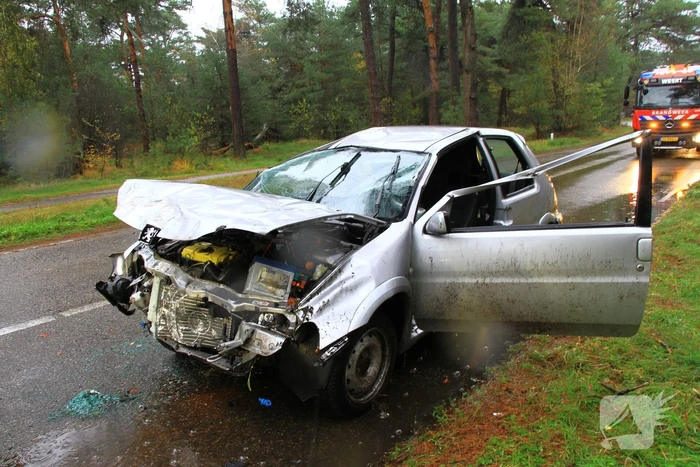 Automobilist verliest macht over het stuur en klapt op boom