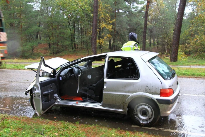 Automobilist verliest macht over het stuur en klapt op boom