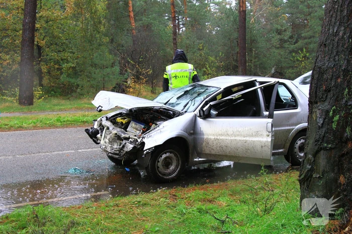 Automobilist verliest macht over het stuur en klapt op boom
