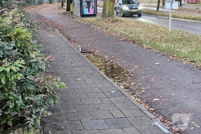 Ebiker onderuit op glad fietspad door windvlaag