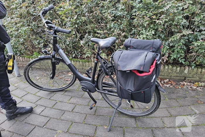 Ebiker onderuit op glad fietspad door windvlaag
