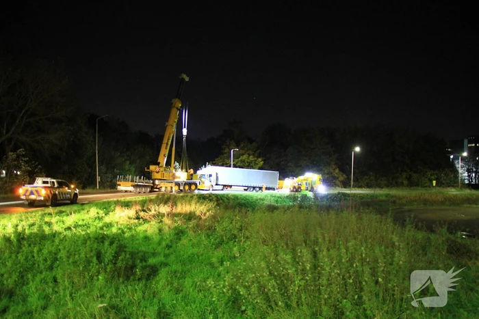 Vrachtwagen belandt naast de weg bij eenzijdig ongeval