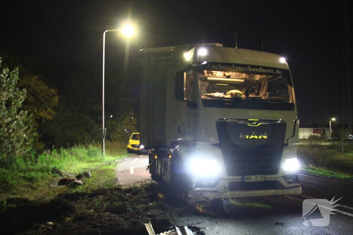 Vrachtwagen belandt naast de weg bij eenzijdig ongeval