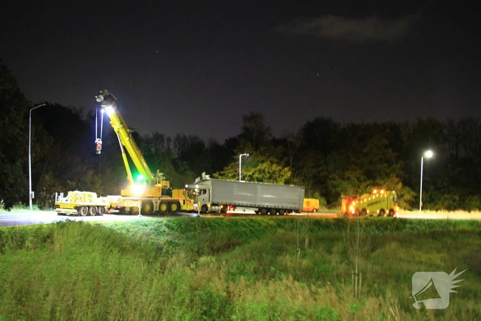 Vrachtwagen belandt naast de weg bij eenzijdig ongeval