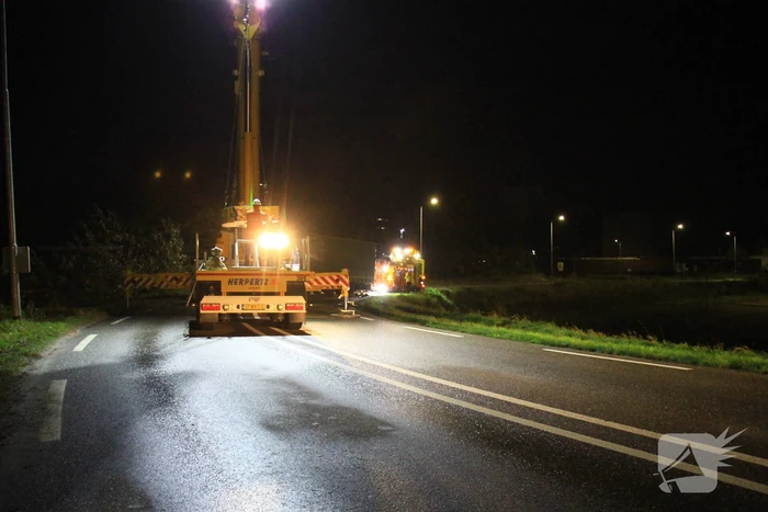 Vrachtwagen belandt naast de weg bij eenzijdig ongeval