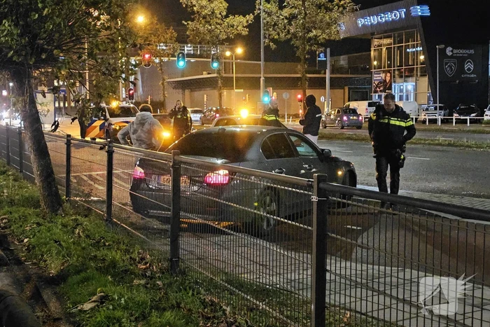 Flinke schade nadat auto op paal botst