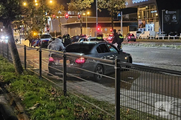 Flinke schade nadat auto op paal botst