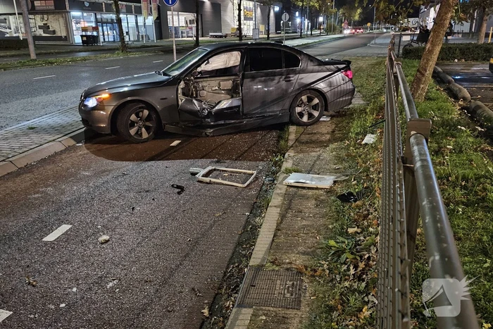 Flinke schade nadat auto op paal botst