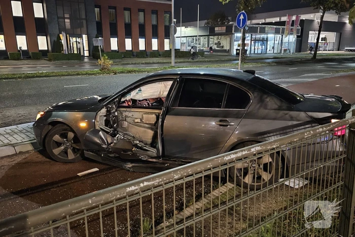 Flinke schade nadat auto op paal botst