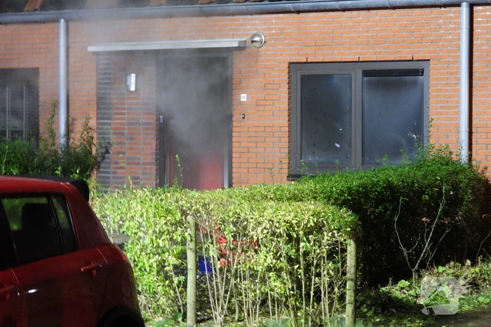 Brandweer redt kat uit brandende woning