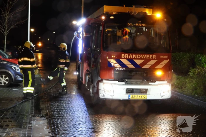 Brandweer redt kat uit brandende woning
