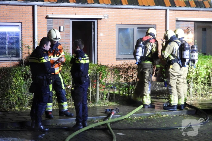 Brandweer redt kat uit brandende woning