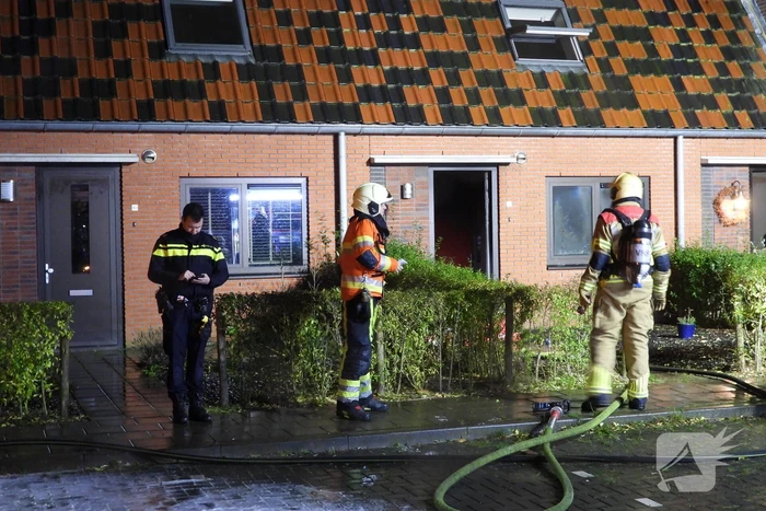 Brandweer redt kat uit brandende woning
