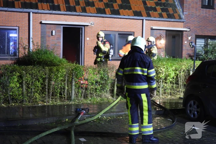 Brandweer redt kat uit brandende woning