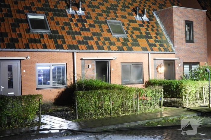 Brandweer redt kat uit brandende woning