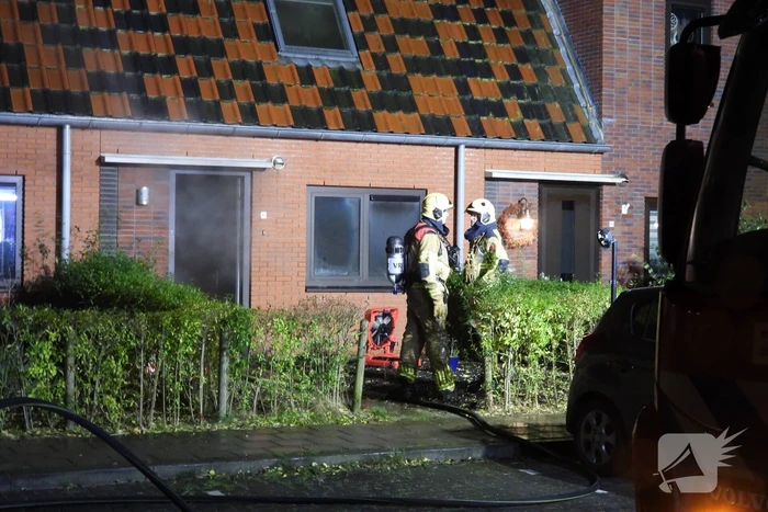 Brandweer redt kat uit brandende woning