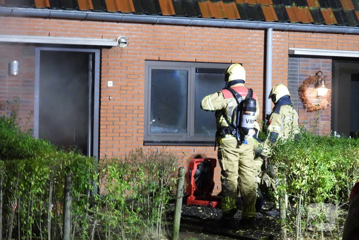 Brandweer redt kat uit brandende woning