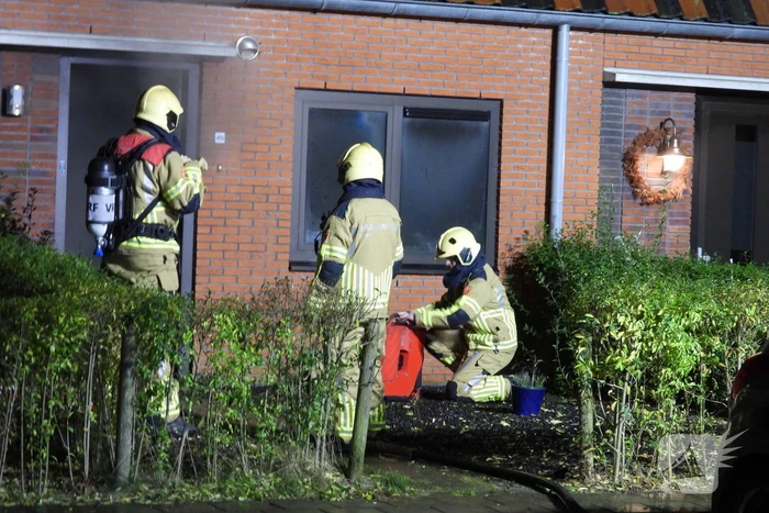 Brandweer redt kat uit brandende woning
