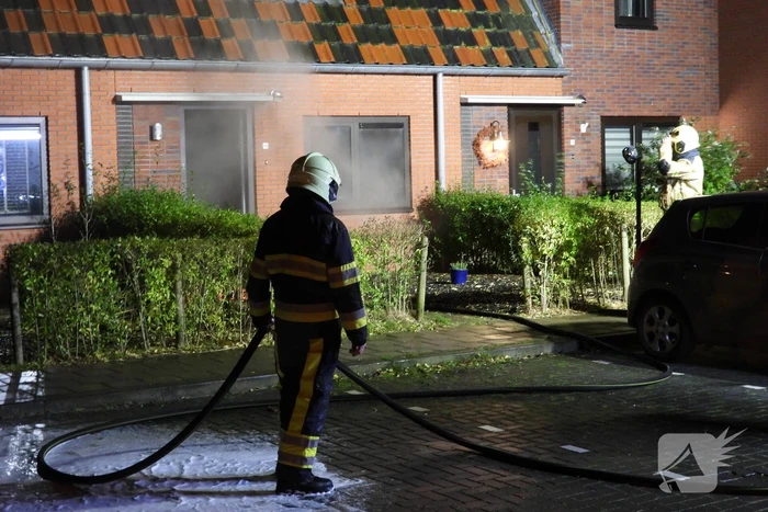 Brandweer redt kat uit brandende woning