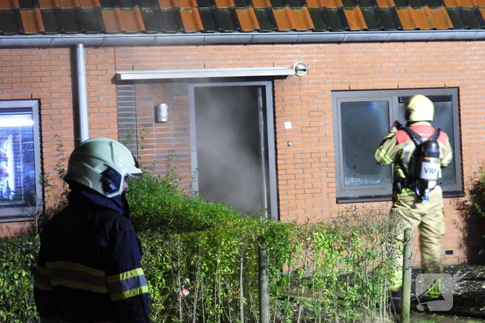 Brandweer redt kat uit brandende woning