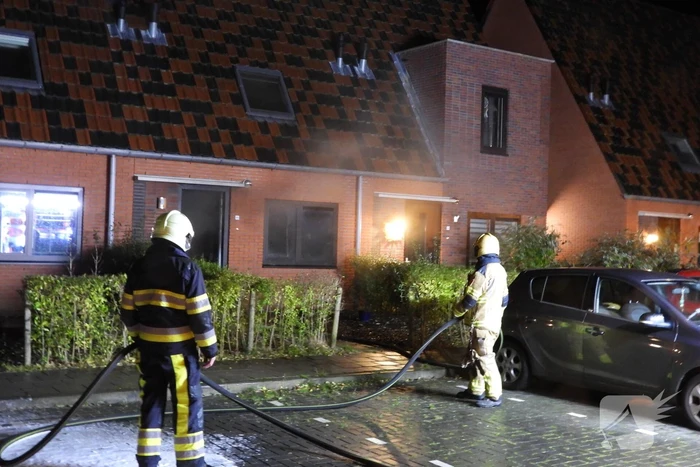 Brandweer redt kat uit brandende woning