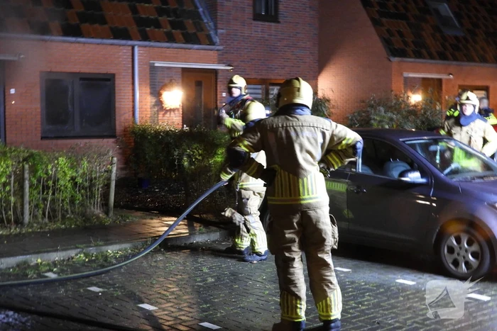 Brandweer redt kat uit brandende woning