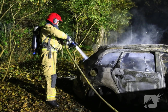 Brandweer blust brandende personenauto
