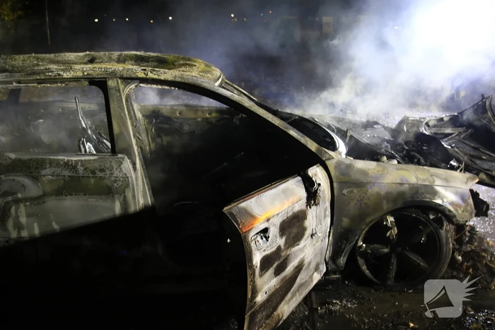 Brandweer blust brandende personenauto