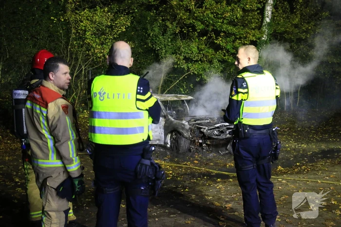 Brandweer blust brandende personenauto