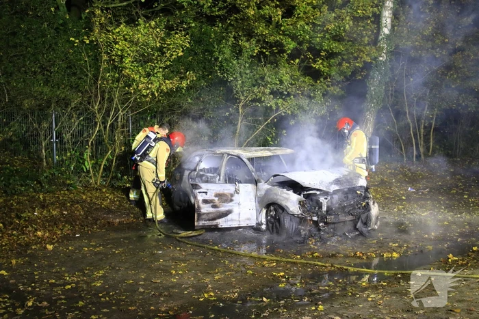 Brandweer blust brandende personenauto