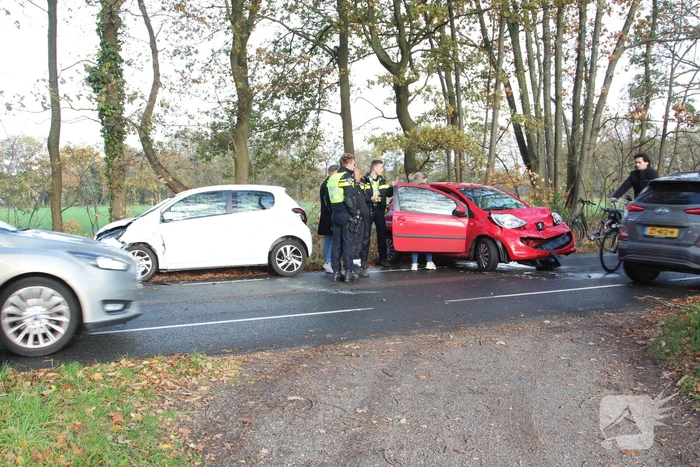 Ongeval door bladeren op de weg