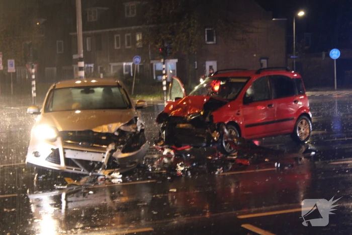 Gewonde en ravage bij frontale botsing