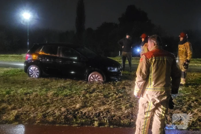 Brandweer trekt ambulance en auto uit modder